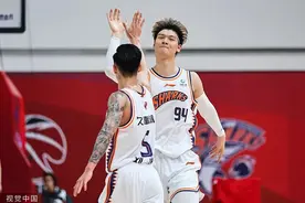 强援加盟，上海男篮取得开门红 & 杨旭红牌，上海申花苦吞连败图片