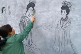 烧火棍做画笔，屋山墙为画布，村里“女马良”，吸粉几百万图片