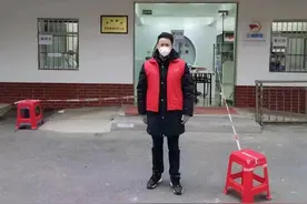 挂职干部汪大雄：栽花种草扮靓社区，送药上门帮助老人图片