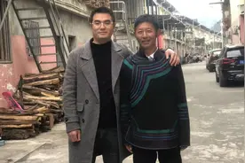 时隔81天重逢，甘宇当面感谢救命恩人并赠送锦旗图片