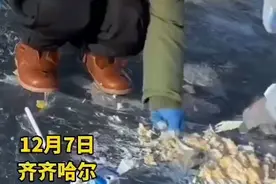 俩萌娃在冰上炒酸奶，网友：不建议这么玩，因为我没玩过图片