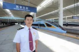 这些开火车的小哥哥，与众不同!图片