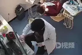 医生在诊室内低头取物时，头发不慎被酒精灯点燃图片