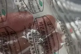 女儿提醒父母备点感冒药，结果爸爸拿出了一帘药图片