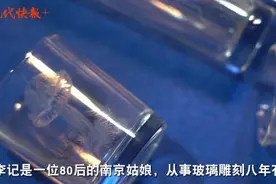 将普通笔改成雕刻用笔，她将玻璃杯“戳”成艺术品图片