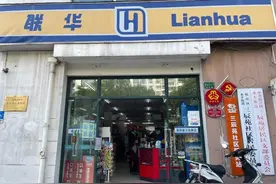 儿子回家假扮顾客，老爸“很惊喜，孩子长大了”图片