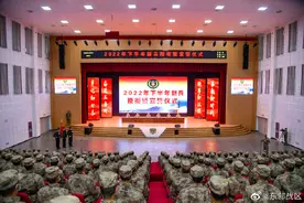 授衔！千余名新兵正式入列中国火箭军图片