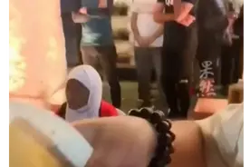 男子在卡塔尔偶遇煎饼摊20块人民币1个，一天能卖2000个图片