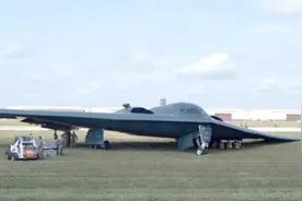 美B-2隐身轰炸机冲出跑道起火，飞机受损但未致人员伤亡图片