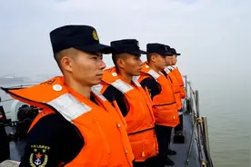 某扫雷舰大队多艘舰艇组成反水雷编队 赴南海某海域开展专项训练图片