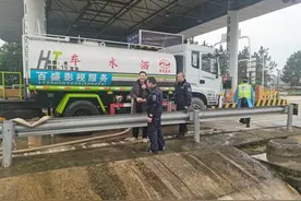 洒水车高速出口轮胎起火，巡检员反应迅速5分钟灭火图片