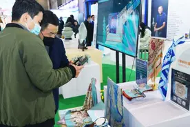 自己动手DIY丝巾花型，最快24小时内实物丝巾到手，万事利数字产品惊艳数贸会图片