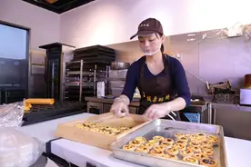 “00后”女孩创业当老板 板栗酥饼成网红小吃图片