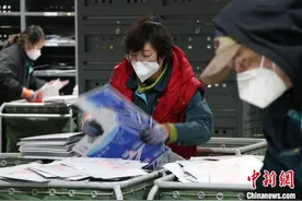 探访乌鲁木齐邮区中心：进出疆快递迎高峰图片