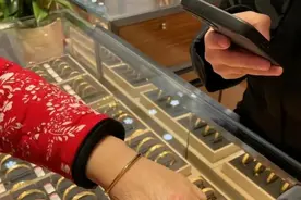 女孩月薪三千攒一年为妈妈买金镯：拉扯大我和弟弟不容易图片