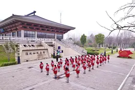 国家公祭日丨江苏淮安：百名少先队员走进张纯如纪念馆 寄托哀思 铭记历史图片