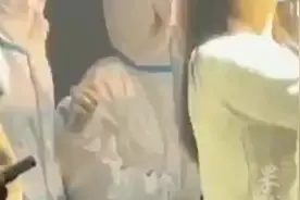 网传郑州两名大白蹦迪，酒吧回应：是客人自己带的衣服图片