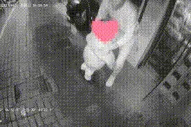 雨夜街头找妈妈，意外收获俩“奶爸”……图片