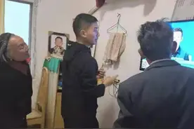 电视机无信号急坏老人，民警客串“维修师傅”将它修好图片