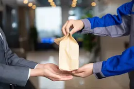 你的外卖按时送到了吗？我等了2小时，还是商家自己送来的！关于快递派送问题，国家邮政局回应图片