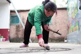 30年后师生重聚！“烧火棍”大妈丁春梅成名背后，是现实版《一个都不能少》的故事图片