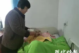 丈夫遭遇电击意外瘫痪，妻子悉心照料24年：“有我在，家就不会倒”图片