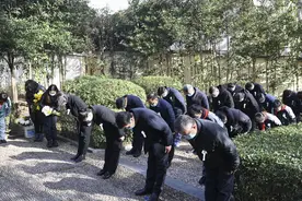 花神庙丛葬地前，“英雄中队”寄哀思图片