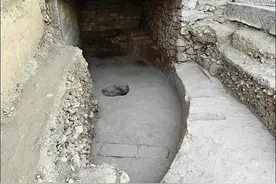 土耳其村庄出土万年前人物石雕，男子徒手对抗豹子和公牛攻击图片