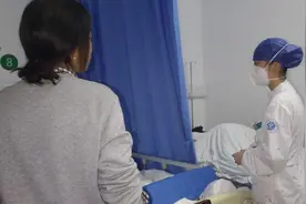 急！偏瘫老人食物卡喉，医护人员用海姆立克法成功施救图片
