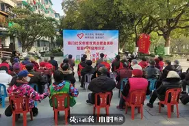 石墩子冷了，桐庐这个社区专门给老人备了“暖阳椅”图片