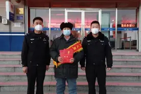 垃圾堆中救婴儿的拾荒老人获奖励图片