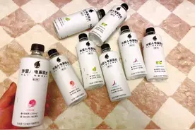 销量激增超10倍 电解质水卖断货 专家：没必要囤 喝过量反伤身图片