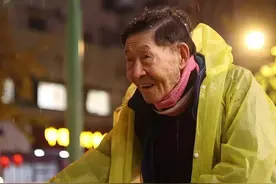 91岁爷爷雪夜拾荒引发爱心接力，有人一次捐赠60万……图片