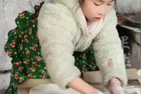 9岁女孩每天不重样做饭，为让工地干活的父母吃到热乎饭图片