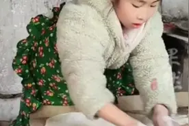 9岁女孩每天不重样做饭，为让工地干活的父母吃到热乎饭图片