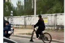 女子街头骑改良版“自行车”，网友：儿子的轮滑鞋老公的方向盘图片