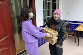 一盒饼干丢失后，益阳警方揪出一中年妇女：专偷快递图片