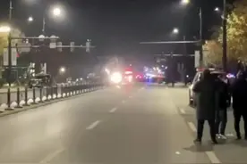 郑州街头一挖机疾速转圈冲撞一小时致1人死亡，嫌疑人被击毙图片