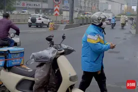 同城速递“爆单” 成都闪送员一天工作12小时 “我不害怕，只要没阳，我就会继续送”图片