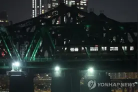 韩国地铁突发故障 500名乘客晚间被困汉江铁桥图片