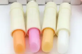 秋冬季嘴唇褪皮时应该怎么做？图片