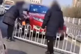 奇葩操作！私家车司机挪开隔离护栏后扬长而去图片
