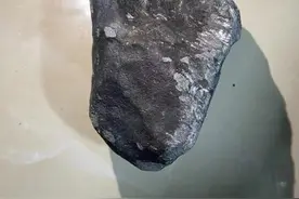专家认证：坠落浙江“火流星”为46亿年天外陨石图片