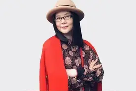 青岛理工大学这名老师与学生荣获2022年度宝钢教育奖图片