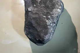 浙江浦江村民疑捡到“火球”陨石，科普专家称其有46亿年历史图片