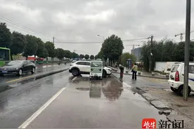 小轿车左转不观察，拐入非机动车道上撞车了图片