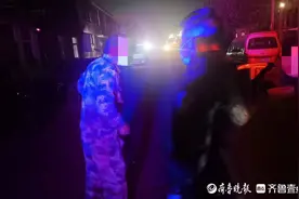 醉汉扎进快餐车倒头就睡，女店主叫不醒人只好报警求助图片