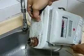 居民误把水管接至燃气管，导致48户邻居“停气”图片