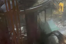 德国一巨型水族箱爆裂 高约14米内有上千条鱼图片