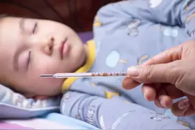 为什么孩子发热总是在夜里？疫情期间，家长要做好这3点！图片